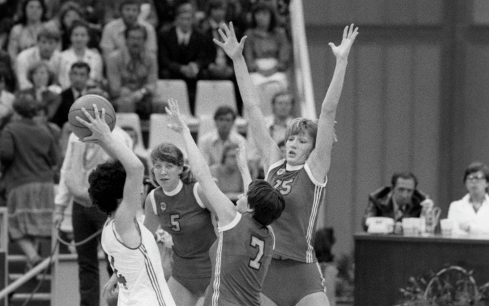 На каких Олимпийских играх впервые был включен женский баскетбол в программу соревнований